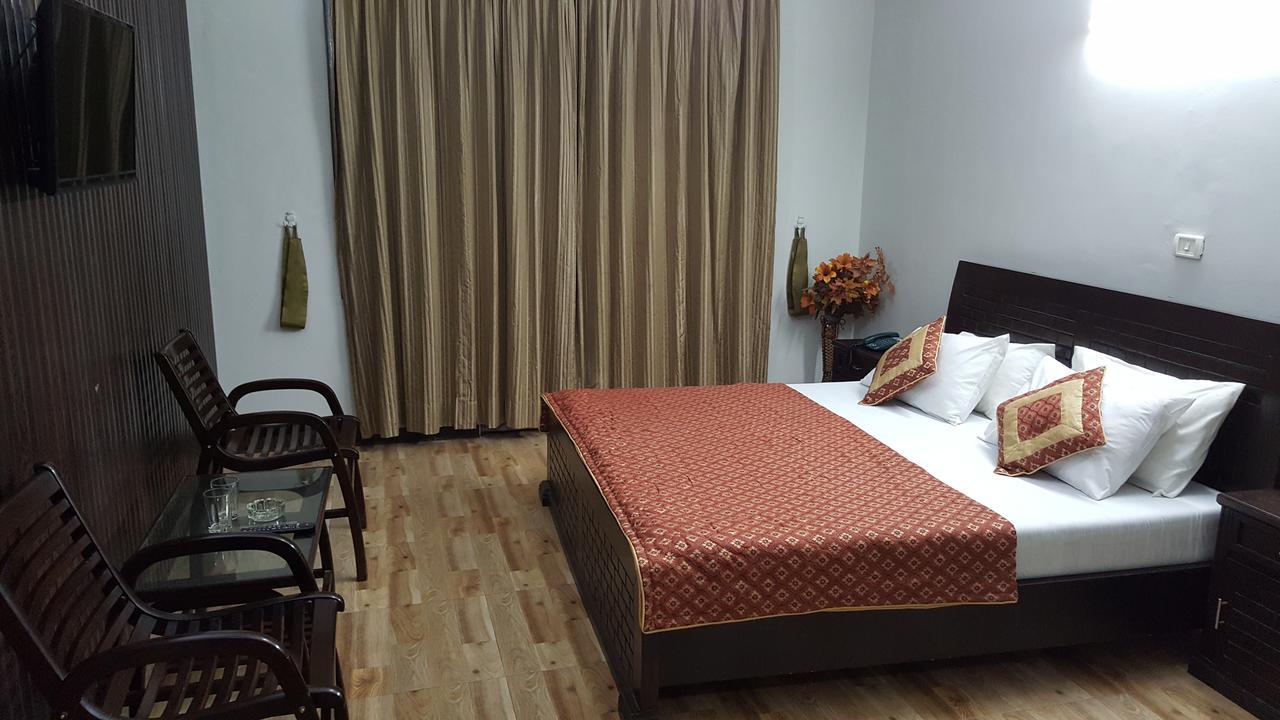 Pine Top Hotels ナラン エクステリア 写真